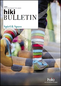 Titelblatt des Bulletins Spiel und Spass mit Kinderbeinen auf einem Spielplatz