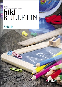 Titelblatt des Bulletins Schule mit einer Schiefertafel und Buntstiften.